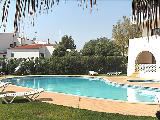 Imagen de la piscina del Hotel Alta Oura Apartments. Foto 13