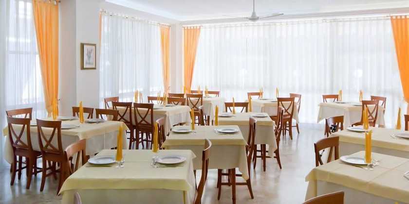 Imagen del bar/restaurante del Hotel Altair, Misano Brasile. Foto 4