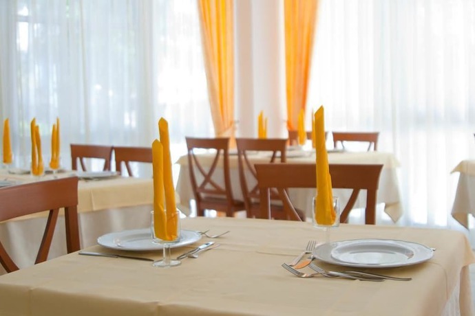 Imagen del bar/restaurante del Hotel Altair, Misano Brasile. Foto 6