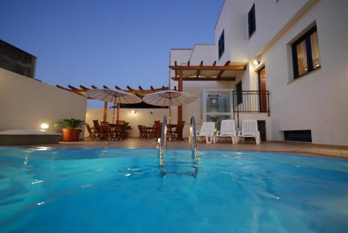 Imagen de la piscina del Hotel Altamarea. Foto 10
