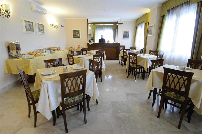 Imagen del bar/restaurante del Hotel Altea Suites Residence. Foto 2