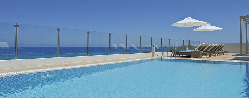 Imagen de la piscina del Hotel Althea Kalamies Luxury Villas. Foto 15