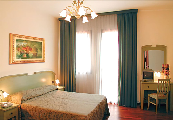 Imagen de la habitación del Hotel Altieri. Foto 13