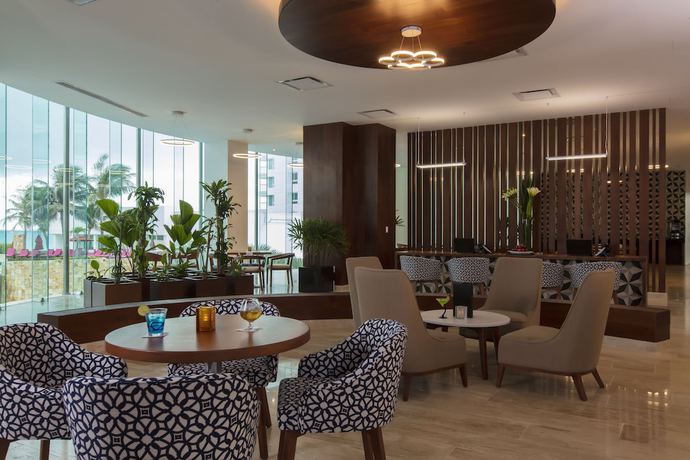 Imagen del bar/restaurante del Hotel Altitude at Krystal Grand Cancun. Foto 4