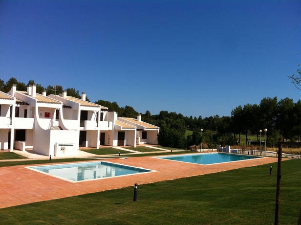 Imagen de la piscina del Hotel Alto Fairways. Foto 16