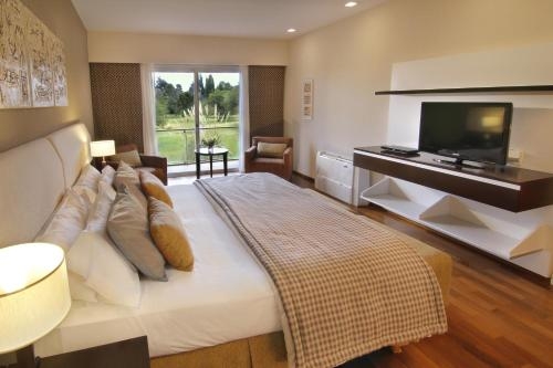 Imagen de la habitación del Hotel Altos De Belgrano Caba&ntilde;as Golf Y Spa. Foto 8