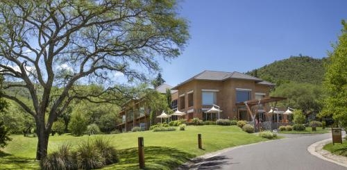 Imagen general del Hotel Altos De Belgrano Caba&ntilde;as Golf Y Spa. Foto 2