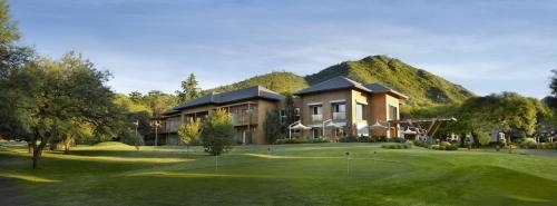 Imagen general del Hotel Altos De Belgrano Caba&ntilde;as Golf Y Spa. Foto 4