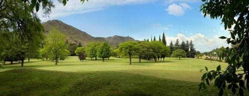Imagen general del Hotel Altos De Belgrano Caba&ntilde;as Golf Y Spa. Foto 5
