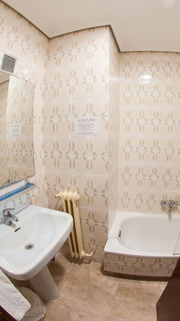 Imagen de la habitación del Hotel Altozano. Foto 12