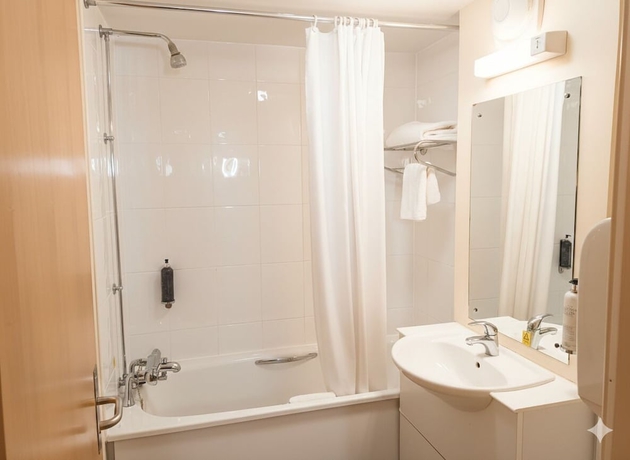 Imagen de la habitación del Hotel Alty. Foto 13