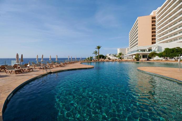 Imagen de la piscina del Hotel Alua Calas de Mallorca Resort. Foto 14
