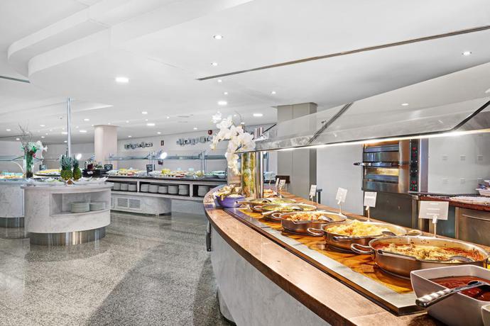 Imagen del bar/restaurante del Hotel Alua Gran Camp De Mar. Foto 3