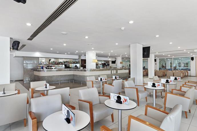 Imagen del bar/restaurante del Hotel Alua Gran Camp De Mar. Foto 4