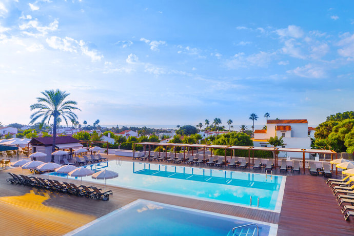 Imagen de la piscina del Hotel Alua Illa De Menorca. Foto 28