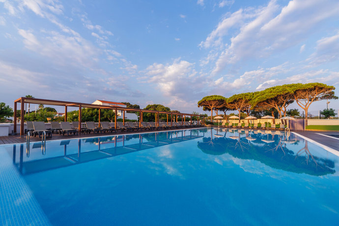 Imagen de la piscina del Hotel Alua Illa De Menorca. Foto 30