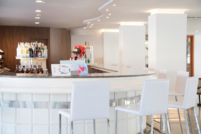 Imagen del bar/restaurante del Hotel Alua Leo. Foto 2