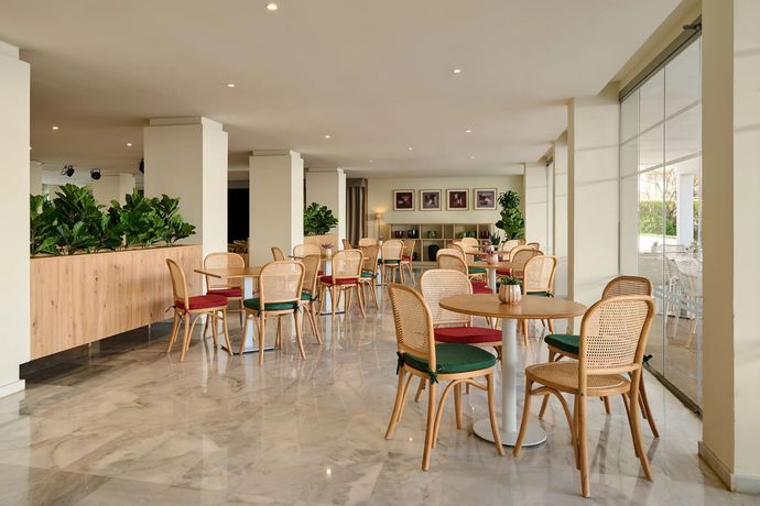 Imagen del bar/restaurante del Hotel Alua Leo. Foto 4