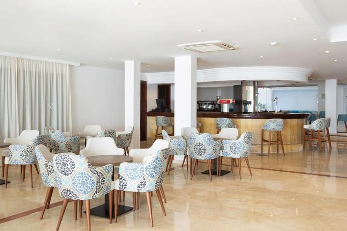 Imagen del bar/restaurante del Hotel Alua Suites Las Rocas. Foto 2