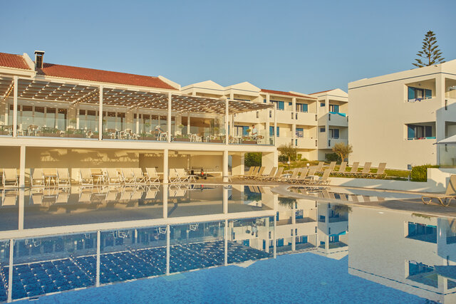 Imagen de la piscina del Hotel AluaSoul Zakynthos. Foto 35