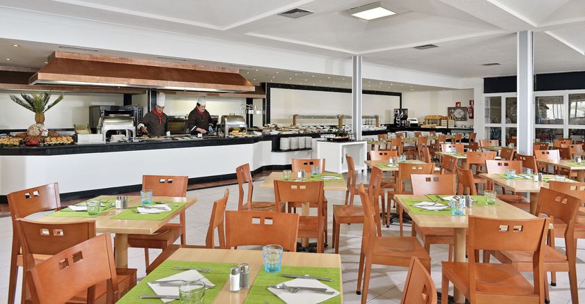 Imagen del bar/restaurante del Hotel AluaSun Cala Antena- All Inclusive - Hyatt Inclusive Collection. Foto 1