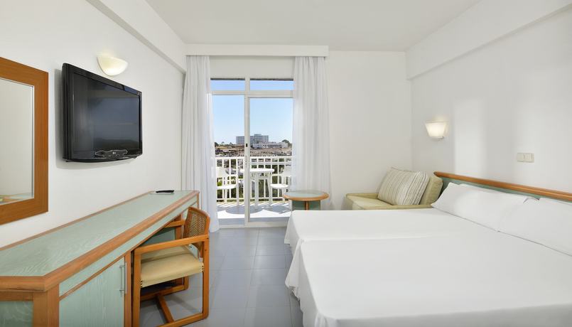 Imagen de la habitación del Hotel AluaSun Cala Antena. Foto 7