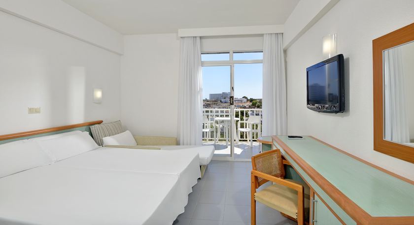 Imagen de la habitación del Hotel AluaSun Cala Antena. Foto 8