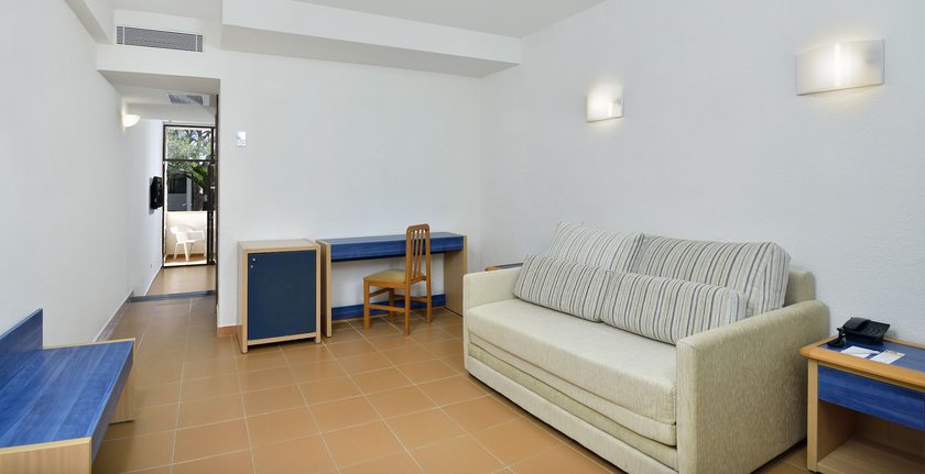 Imagen de la habitación del Hotel AluaSun Cala Antena. Foto 11