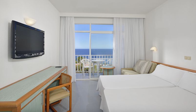 Imagen de la habitación del Hotel AluaSun Cala Antena. Foto 13