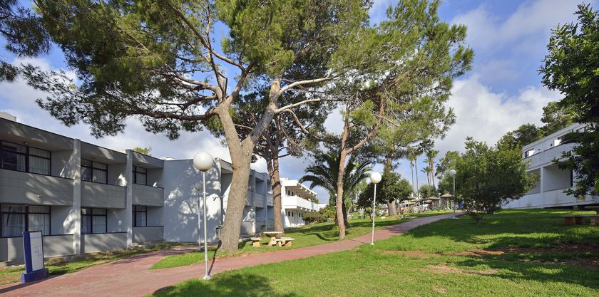 Imagen de la habitación del Hotel AluaSun Cala Antena. Foto 15