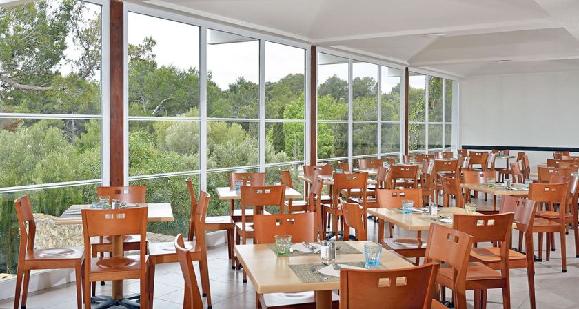 Imagen del bar/restaurante del Hotel AluaSun Cala Antena. Foto 2