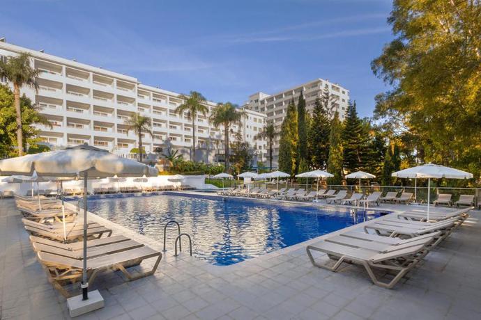 Imagen de la piscina del Hotel AluaSun Costa Park. Foto 17