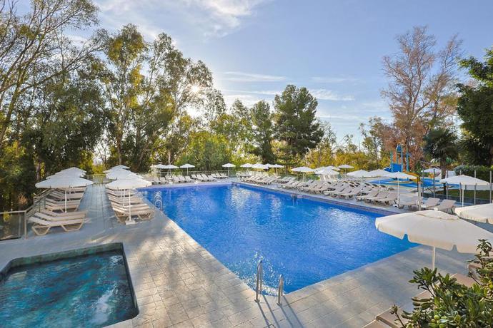 Imagen de la piscina del Hotel AluaSun Costa Park. Foto 18