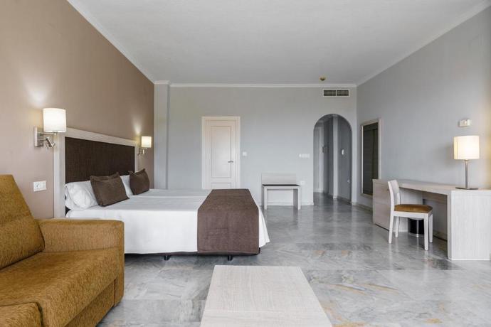 Imagen de la habitación del Hotel AluaSun Costa Park. Foto 8