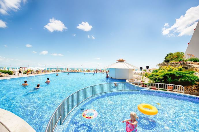 Imagen de la piscina del Hotel AluaSun Helios Beach – All Inclusive. Foto 12