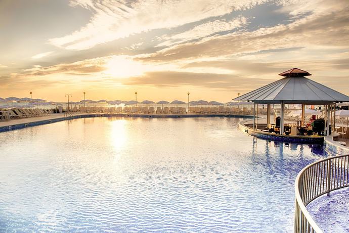 Imagen de la piscina del Hotel AluaSun Helios Beach – All Inclusive. Foto 13