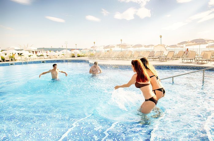 Imagen de la piscina del Hotel AluaSun Helios Beach – All Inclusive. Foto 15