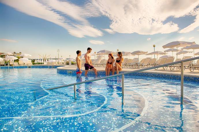 Imagen de la piscina del Hotel AluaSun Helios Beach – All Inclusive. Foto 16