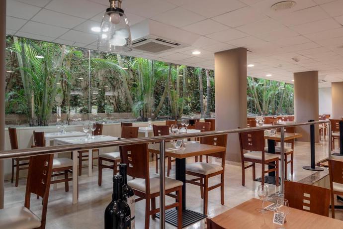 Imagen del bar/restaurante del Hotel AluaSun Lago Rojo (Adults recommended). Foto 2