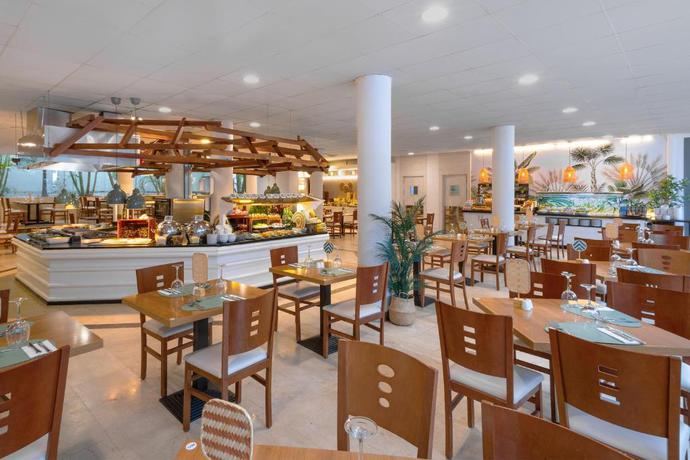 Imagen del bar/restaurante del Hotel AluaSun Lago Rojo (Adults recommended). Foto 4