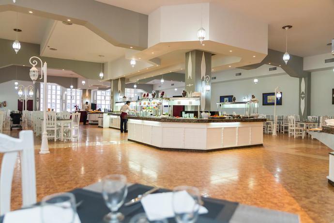 Imagen del bar/restaurante del Hotel AluaSun Marbella Park. Foto 3