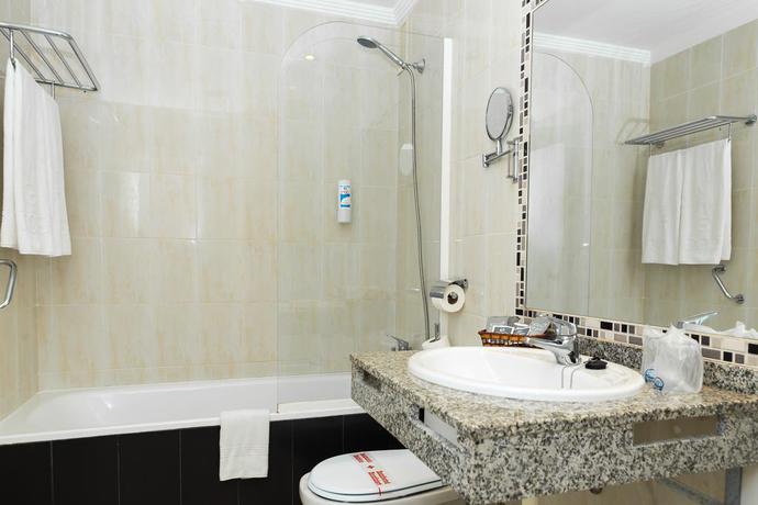 Imagen de la habitación del Hotel AluaSun Marbella Park. Foto 7