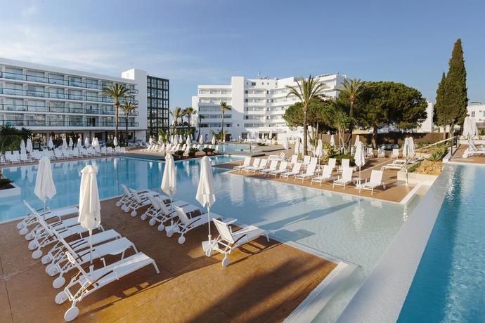Imagen de la piscina del Hotel Aluasoul Ibiza - Adults Only. Foto 17