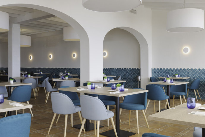 Imagen del bar/restaurante del Hotel Aluasoul Menorca - Adults Only. Foto 3