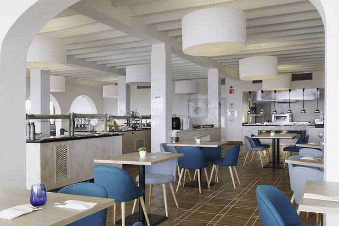 Imagen del bar/restaurante del Hotel Aluasoul Menorca - Adults Only. Foto 4