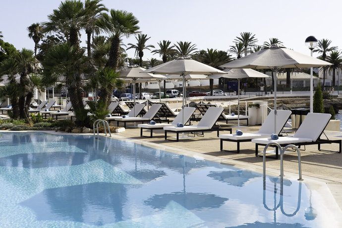 Imagen de la piscina del Hotel Aluasoul Menorca - Adults Only. Foto 23