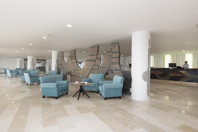 Imagen de los interiores del Hotel Aluasun Doblemar. Foto 6