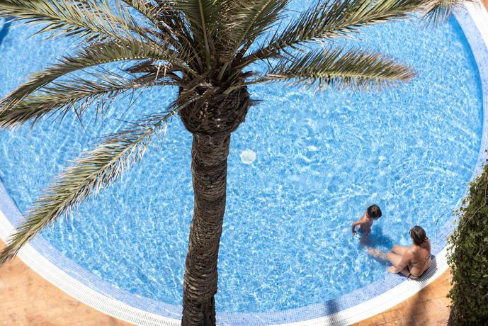 Imagen de la piscina del Hotel Aluasun Doblemar. Foto 8