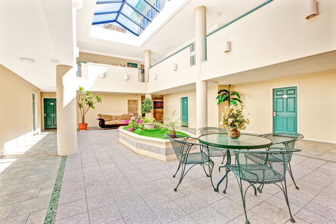 Imagen de los exteriores del Hotel Aluxor Sfo. Foto 9