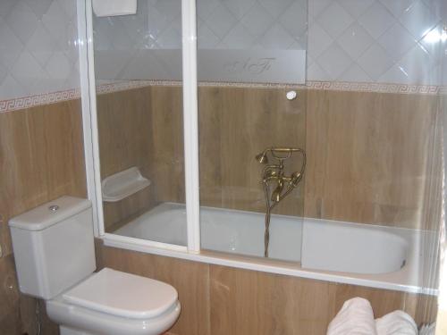 Imagen de la habitación del Hotel Alvar Fañez. Foto 7